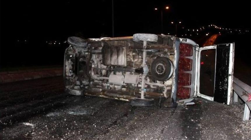 Kontrolden &Ccedil;ıkan Minib&uuml;s Devrildi