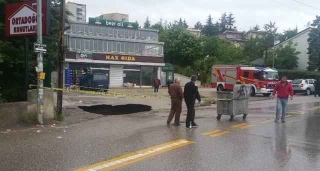 Başkent’te Otomobil Çöken Yoldaki Çukura Düştü