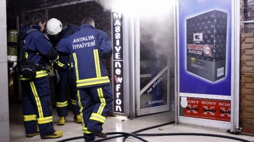 Elektronik Cihaz Satan D&uuml;kkanda Yangın