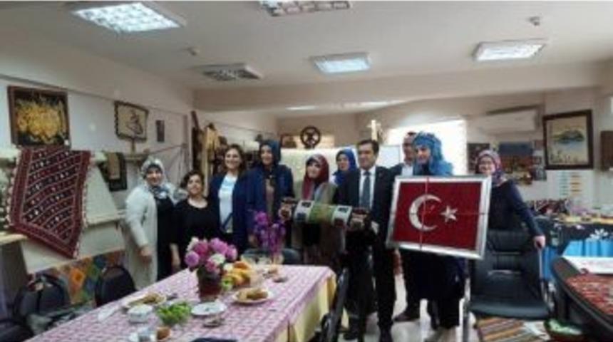 &Ccedil;an Kaymakamı Kakillioğlu Halıcılık Kursunu Ziyaret Etti