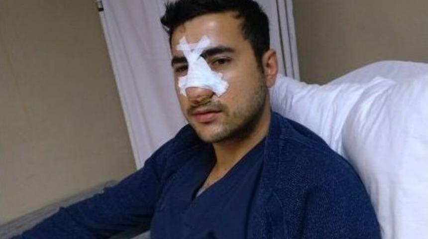 Acil Serviste Sağlık Memurunun Burnunu Kırdı