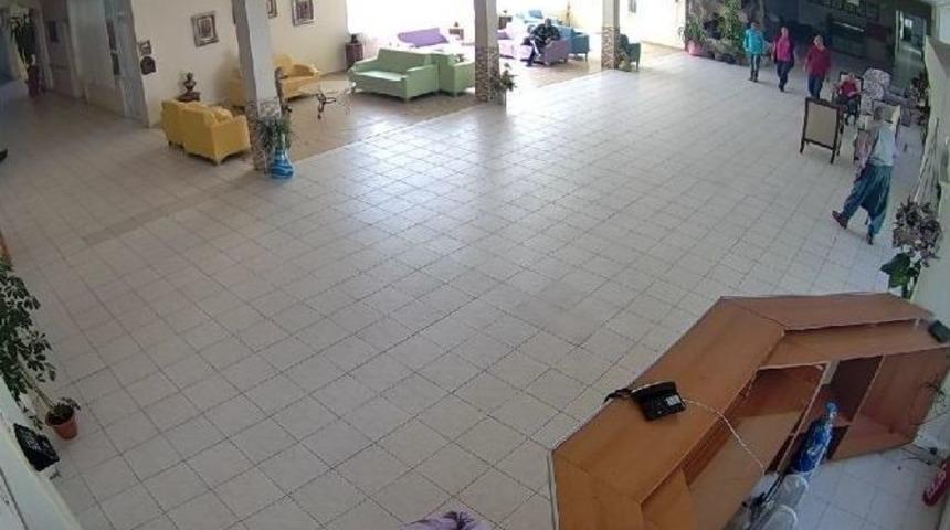 Ziyaret Bahanesiyle Geldiği Huzurevinde Para &Ccedil;aldı