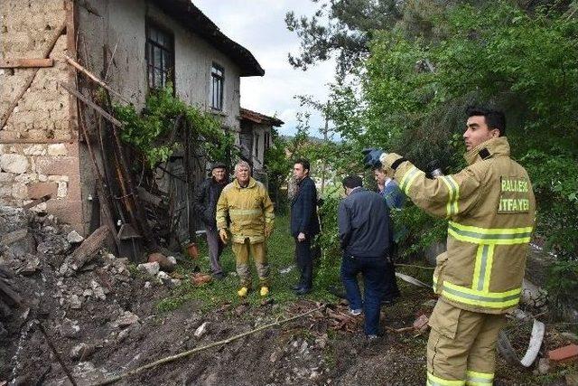 Dursunbey’de İki Katlı Ev Kül Oldu