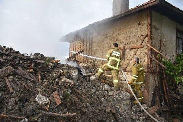 Dursunbey’de İki Katlı Ev Kül Oldu