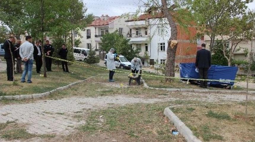 Lise &Ouml;ğrencisi Parkta &Ouml;l&uuml; Bulundu