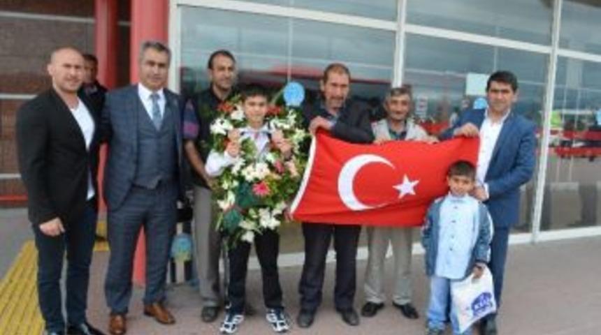 &Ccedil;atlı Pehlivan D&uuml;nya &Uuml;&ccedil;&uuml;nc&uuml;s&uuml;