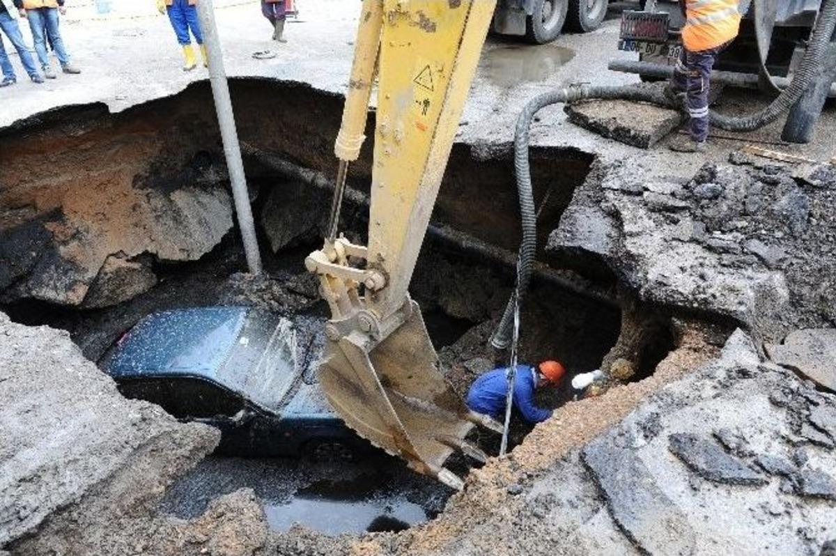 Başkent&rsquo;te Otomobilin Fosseptik &Ccedil;ukuruna D&uuml;şmesi