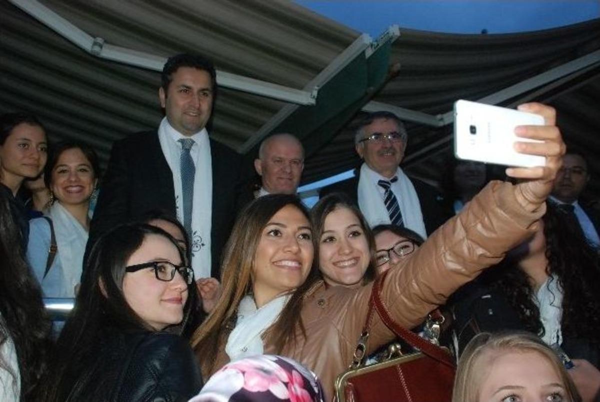 Başkan Eroğlu, &Uuml;niversite &Ouml;ğrencileri İle Yemekte Bir Araya Geldi