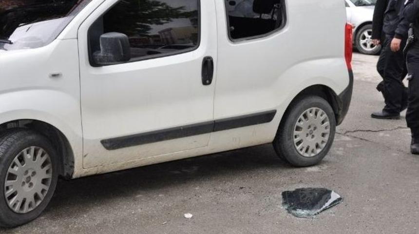 Polis Aracının Camını Kırıp Ka&ccedil;mak İstedi