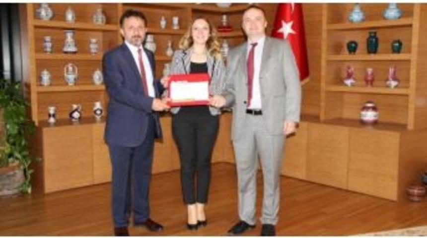 Arife Yurdakul&rsquo;a &rsquo;yılın En Gen&ccedil; Belim İnsanı&rsquo; &Ouml;d&uuml;l&uuml;