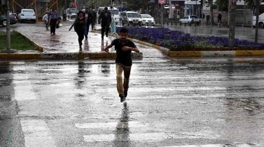 Yağışlar Adıyaman&rsquo;da &Ccedil;ift&ccedil;inin Y&uuml;z&uuml;n&uuml; G&uuml;ld&uuml;rd&uuml;