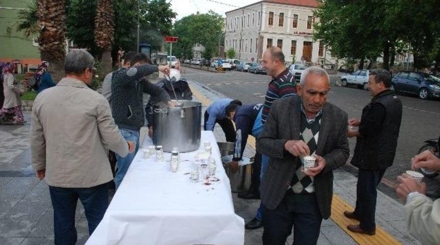 Bayrami&ccedil;&rsquo;te Vatandaşlara Sıcak S&uuml;t Dağıtıldı