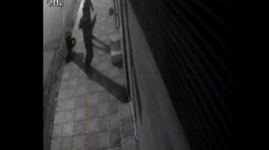 İş Yerinin Camını Kaldırım Taşıyla Kıran Hırsızlar Cep Telefonu &Ccedil;aldı