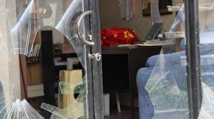 Kom&uuml;nist Partisi İl &Ouml;rg&uuml;t&uuml; Binasına Saldırı