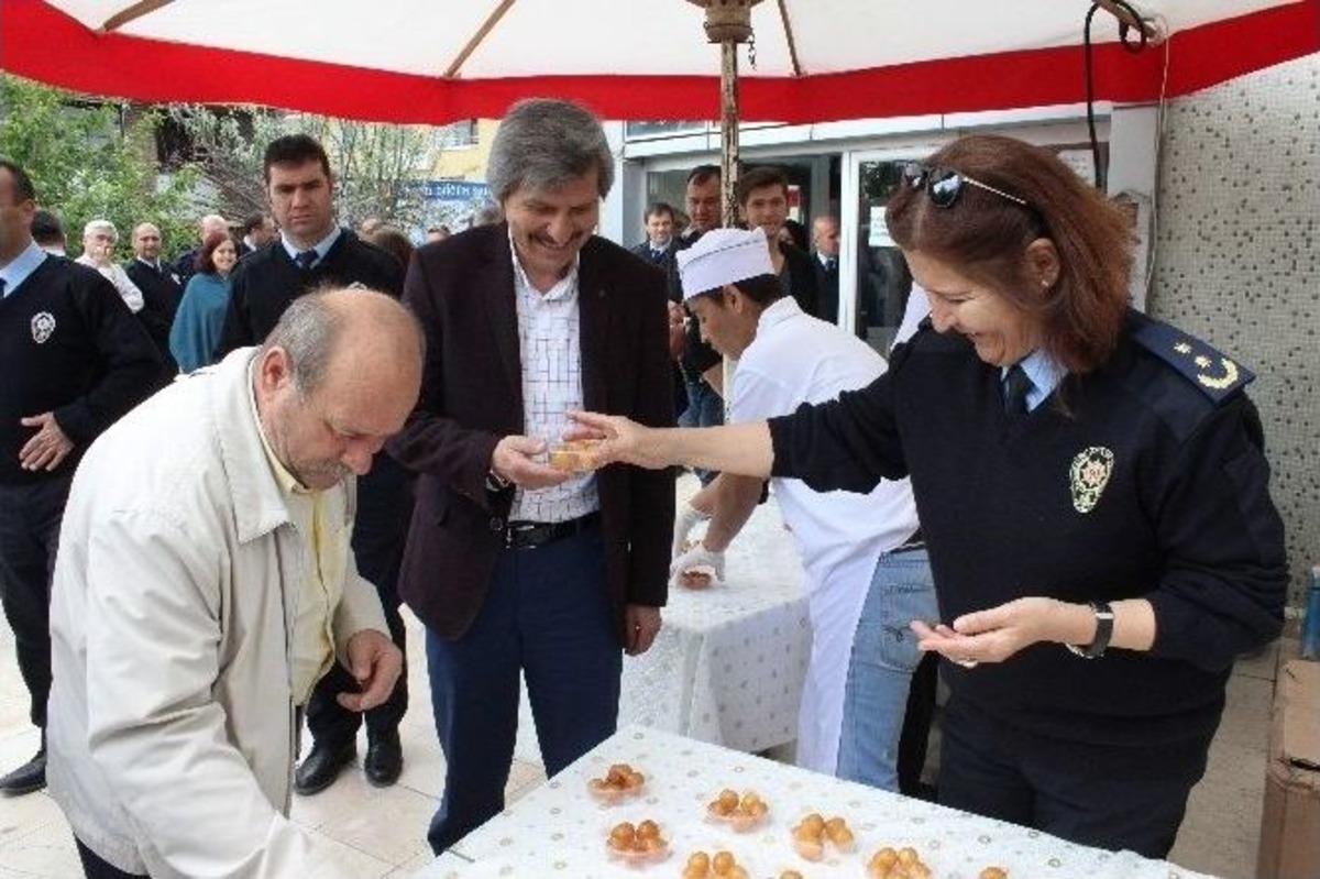 Trafik Polisleri Şehitler İ&ccedil;in Lokma Dağıttı
