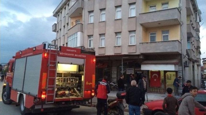 Benzin Bidonu Alev Aldı Apartman Sakinleri Tedirgin Oldu