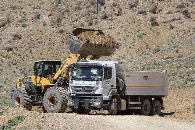 Başkale Belediyesi&rsquo;nden Yol Yapım &Ccedil;alışması 2