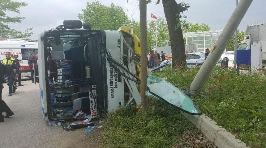 S&uuml;r&uuml;c&uuml;s&uuml; Kalp Krizi Ge&ccedil;iren &Ouml;zel Halk Otob&uuml;s&uuml; Devrildi: 1 &Ouml;l&uuml;, 10 Yaralı