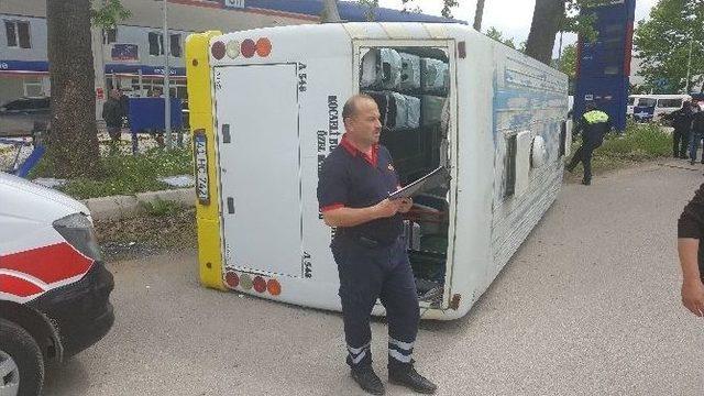 Sürücüsü Kalp Krizi Geçiren Özel Halk Otobüsü Devrildi: 1 Ölü, 10 Yaralı