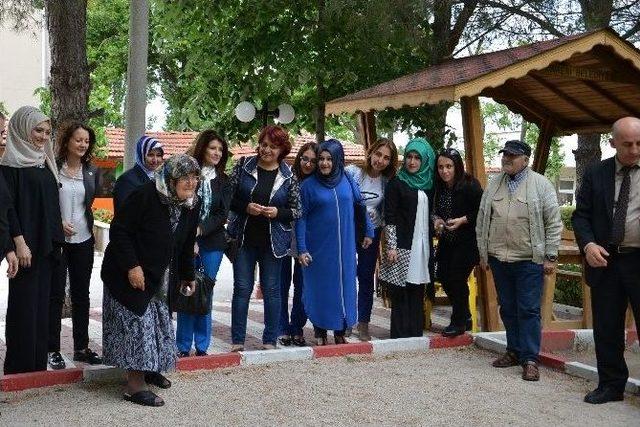 Kent Konseyi Kadın Meclisinden Annelere Ziyaret