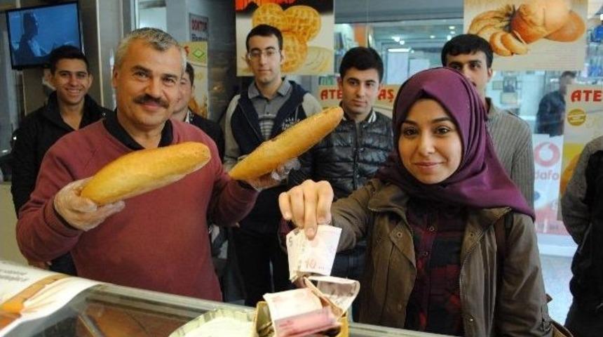 &Uuml;niversite &Ouml;ğrencilerinden Askıya &lsquo;bin Ekmek&rsquo;