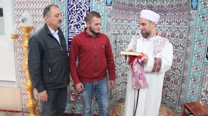 Mahalleliden Polis Memuruna Kur&rsquo;an-ı Kerim Ve Bayrak Hediyesi