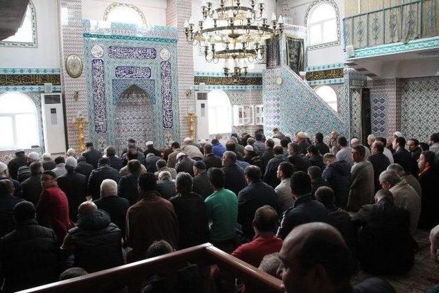 Mahalleliden Polis Memuruna Kur’an-ı Kerim Ve Bayrak Hediyesi