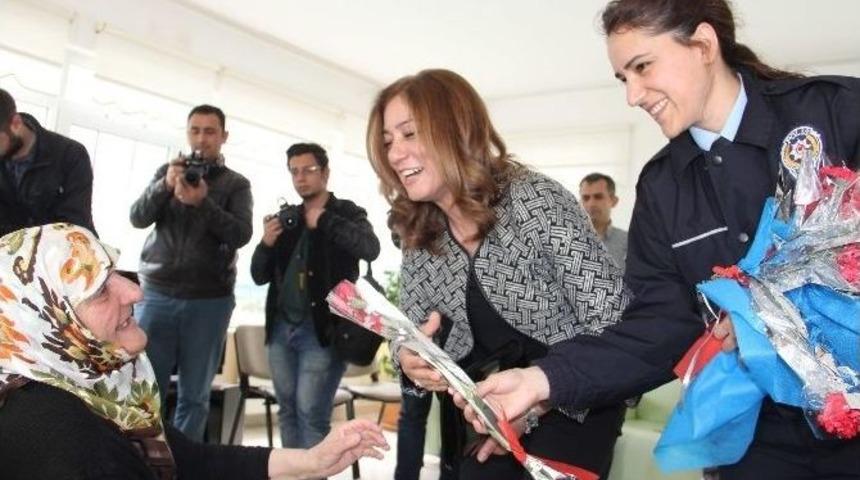 Polis Eşlerinden Huzurevine Anneler G&uuml;n&uuml; Ziyareti