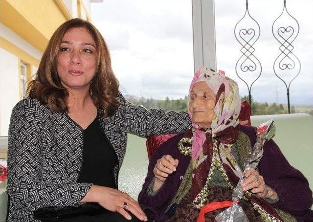 Polis Eşlerinden Huzurevine Anneler G&uuml;n&uuml; Ziyareti 1