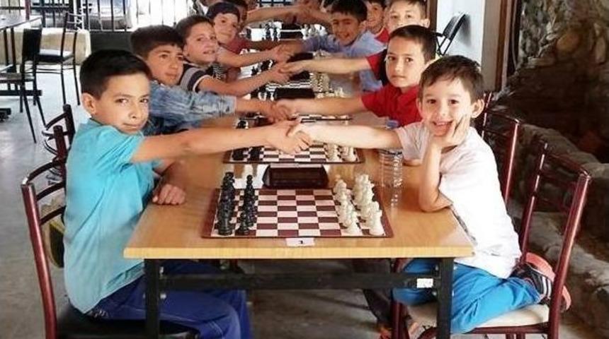 &Ouml;demiş&rsquo;te Her Cumartesi Satran&ccedil; Ve Mangala