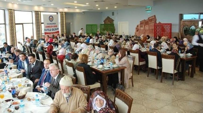 Yaşlı Annelerle Yemekte Buluştular