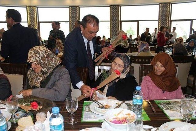Yaşlı Annelerle Yemekte Buluştular 1