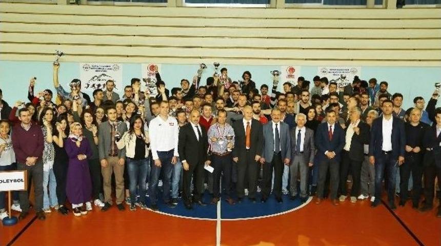 Erü’de 16. Geleneksel Spor Şenliği Ödülleri Törenle Sahiplerini Buldu