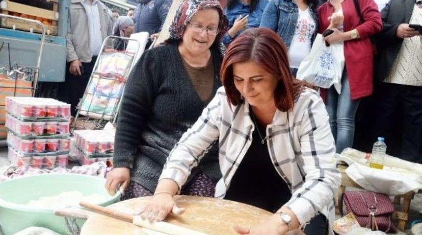 Topuklu Efe Fide Dağıtıp, Kendi Elleriyle Yufka Açtı