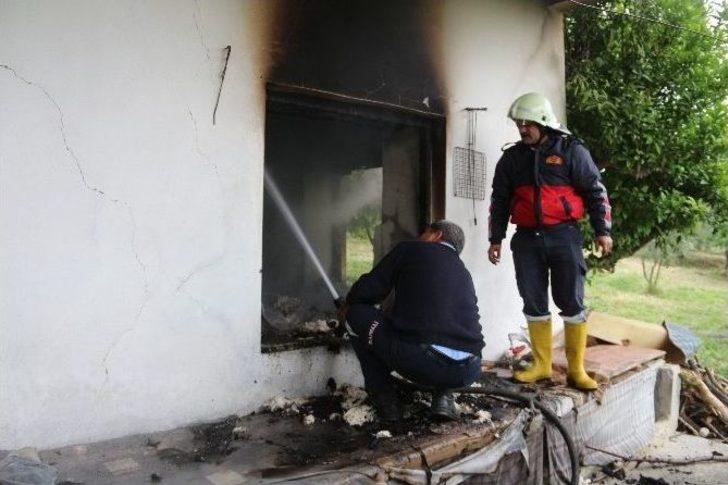 Hastanede Yatan Yaşlı Kadının Evi Yandı G5