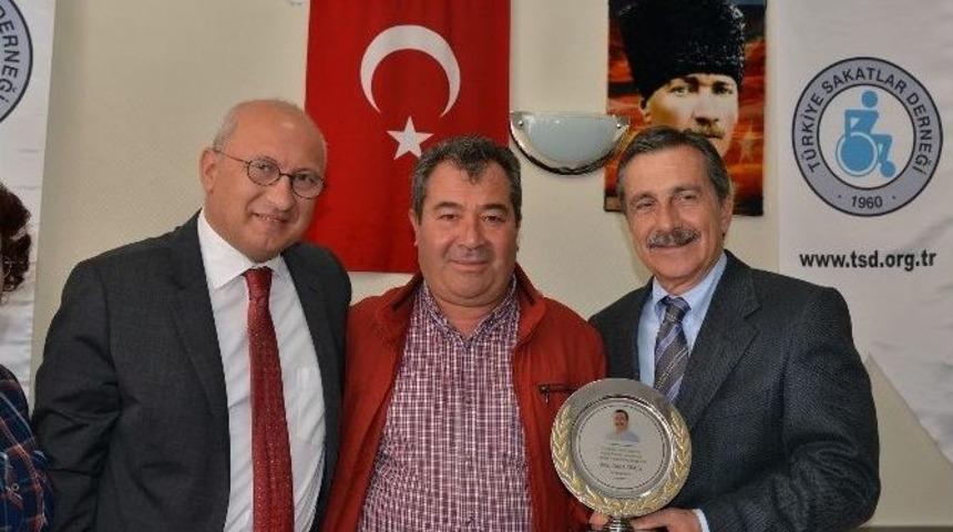 Sakatlar Derneği&rsquo;nden Ahmet Ata&ccedil;&rsquo;a Onur &Ouml;d&uuml;l&uuml;
