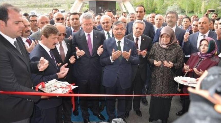 Savunma Bakanı İsmet Yılmaz &Uuml;niversite Camiyi İbadete A&ccedil;tı