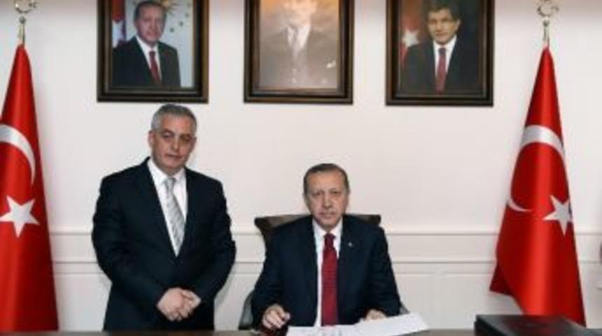 Cumhurbaşkanı Erdoğan, Yeni Ey&uuml;p Belediye Binasını Ziyaret Etti