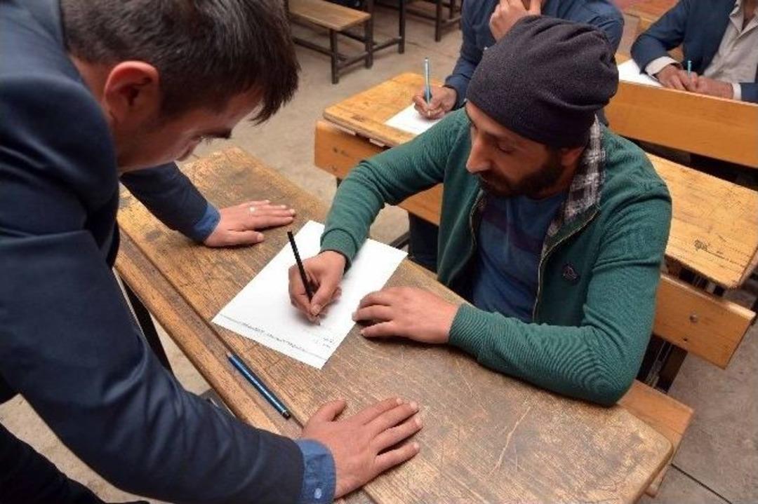 Sınava Bebeği İle Girdi