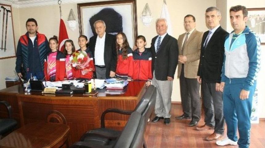 Devrekli Badminton Sporcuları Belediye Başkanı Semerci&rsquo;ye Ziyarette Bulundular.