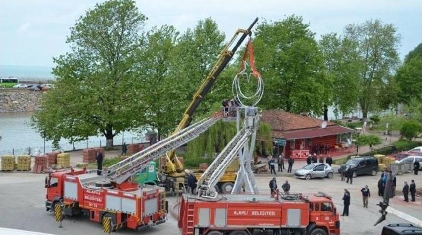 Alaplı Meydanına Ay Yıldız Kulesi Yapılıyor