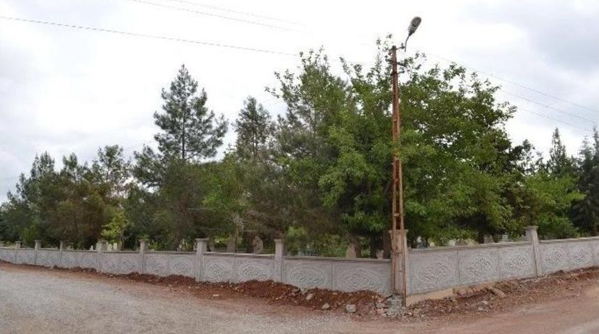 Kahta Belediyesi Mezarlıklarda &Ccedil;evre D&uuml;zenlenmesi Yapıyor