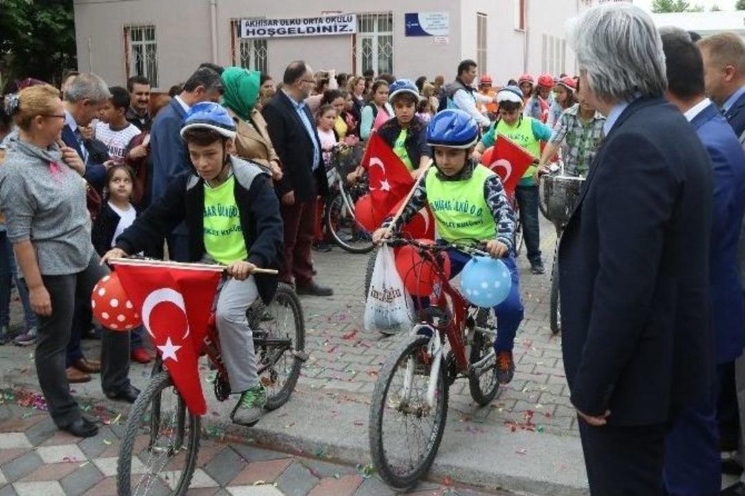 Akhisarlı 300 Bisiklet&ccedil;i Sağlık İ&ccedil;in Yollara &Ccedil;ıktı