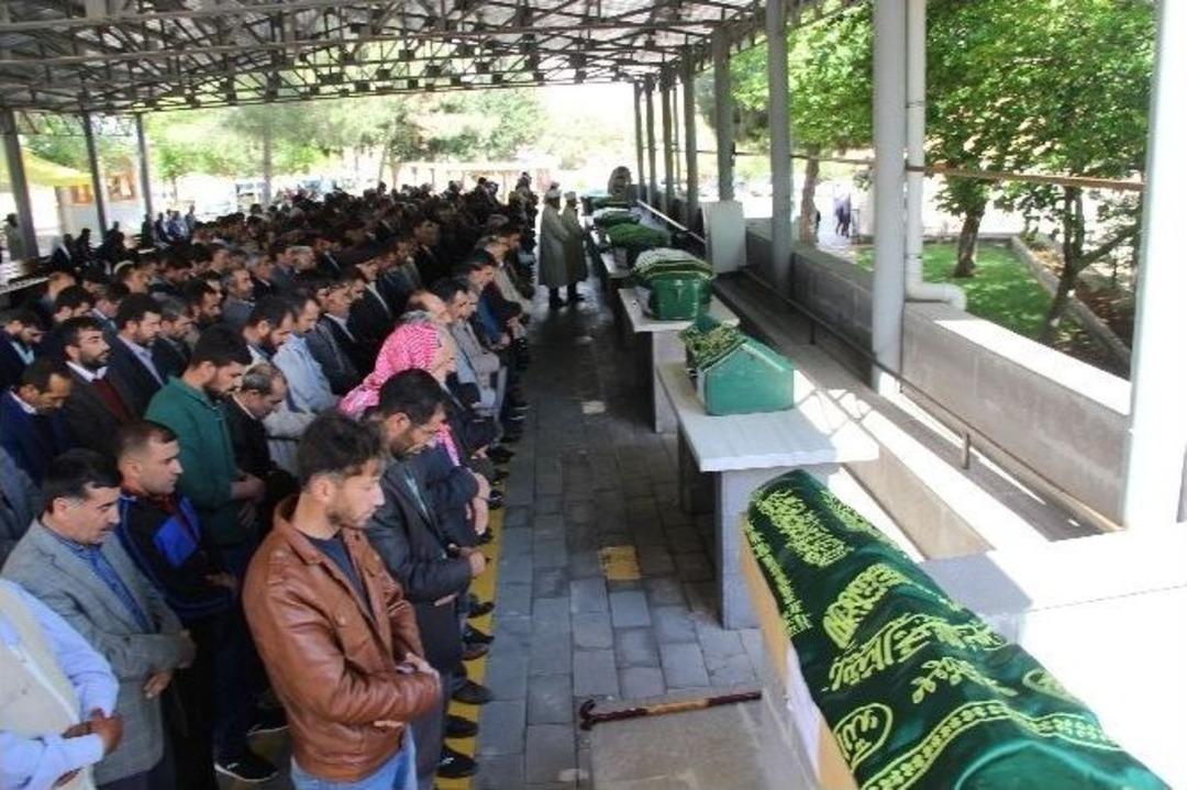 Yangında &Ouml;len Baba Ve 6 &Ccedil;ocuğu Yan Yana Defnedildi