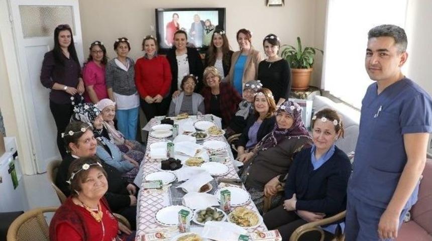 Huzurevi&rsquo;nde &lsquo;anneler G&uuml;n&uuml;&rsquo; Mutluluğu