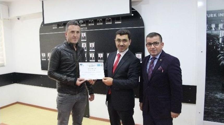 25 Gen&ccedil; Girişimcinin Sertifika Heyecanı