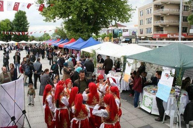 D&uuml;zce Ot Festivali Renkli G&ouml;r&uuml;nt&uuml;lerle Başladı 1