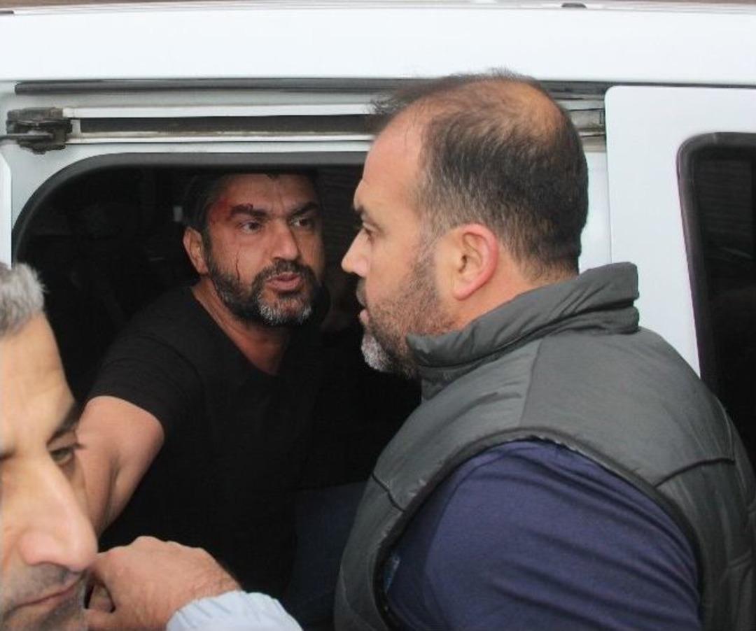 Belediye Binasını Basan 3 Kişiye Biber Gazlı M&uuml;dahale