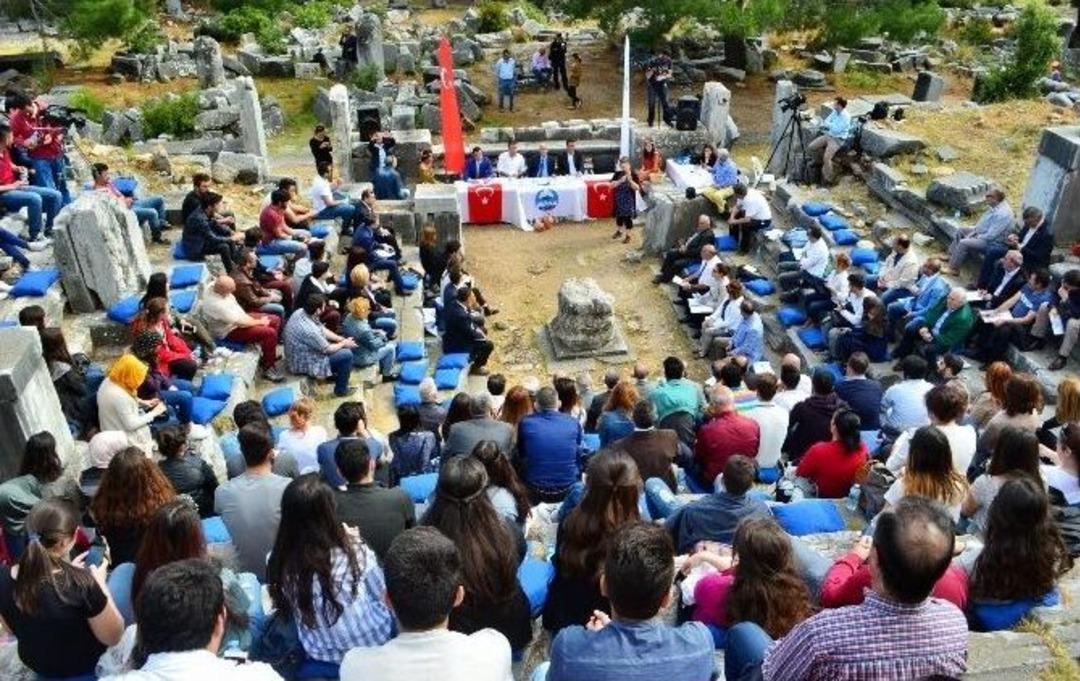 S&ouml;ke&rsquo;de Priene Antik Kenti Bouleuterion&rsquo;da Tarih Canlandı