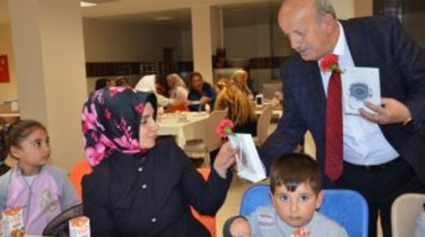 Sargın Anneler G&uuml;n&uuml; Jestiyle H&uuml;z&uuml;nlendi